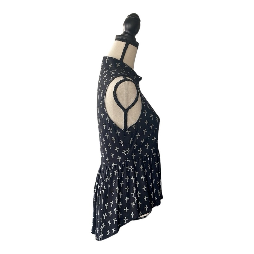 ♥️Forever 21♥️ Black and white sleeveless, high low button-down size (small) - Picture 4 of 7